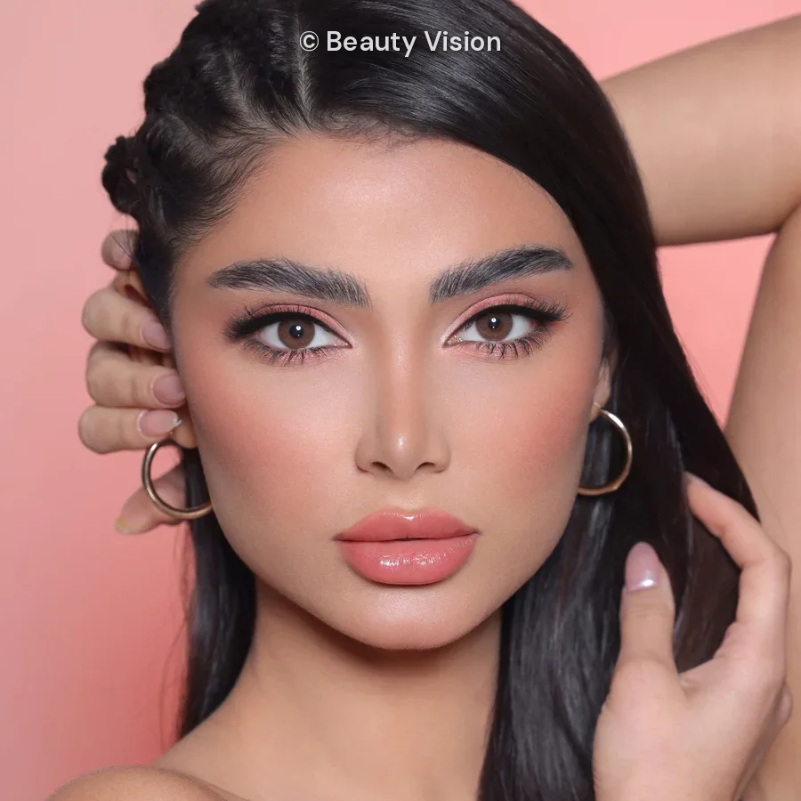 Model wearing 3D Brown colored contact lenses