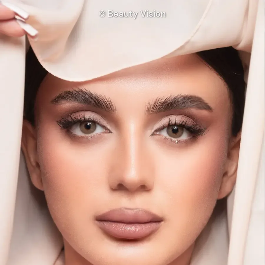 Model wearing Élite Almond colored contact lenses