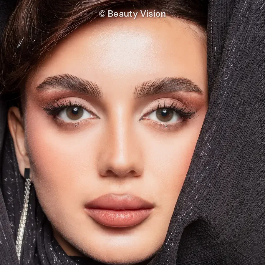 Model wearing Élite Avocado colored contact lenses