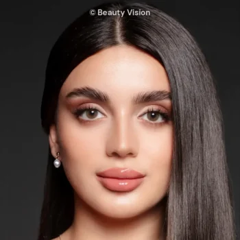 Model wearing Élite Caramel colored contact lenses