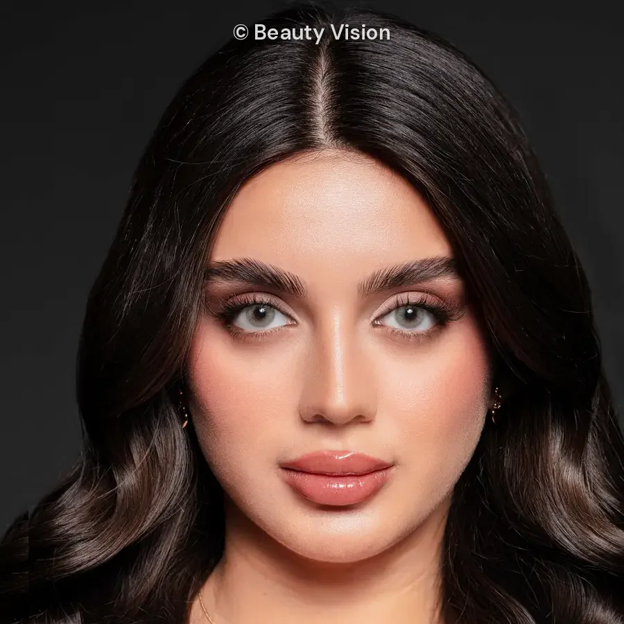 Model wearing Élite Cinnamon colored contact lenses