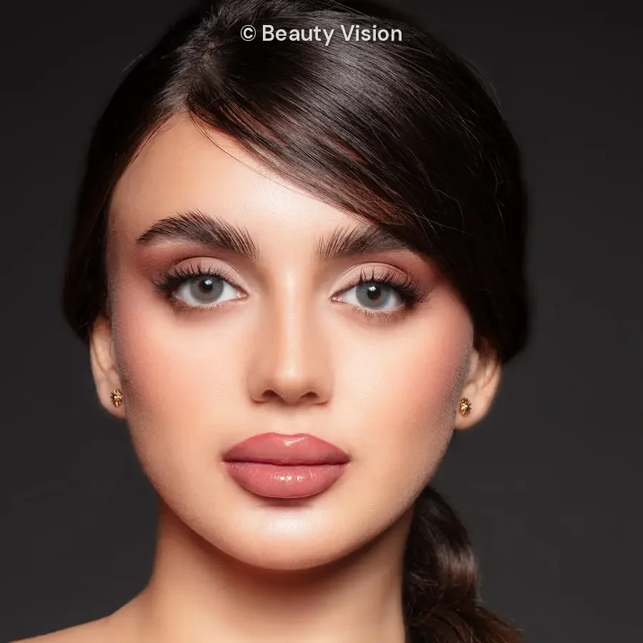 Model wearing Élite Clay colored contact lenses