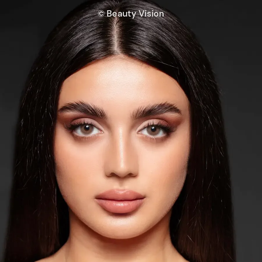 Model wearing Élite Coffee colored contact lenses