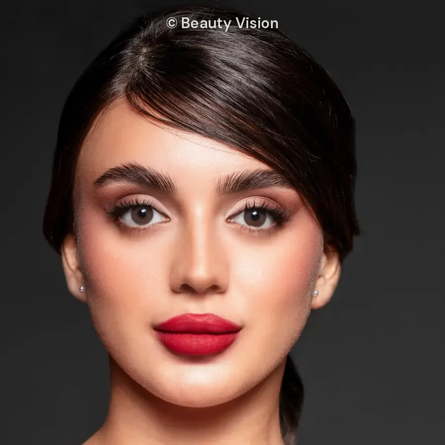 Model wearing Élite Pearl colored contact lenses