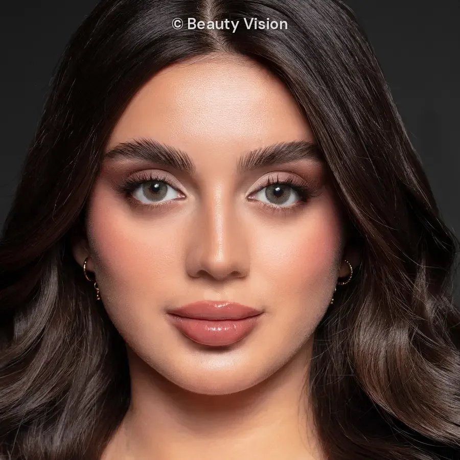 Model wearing Élite Shadow colored contact lenses