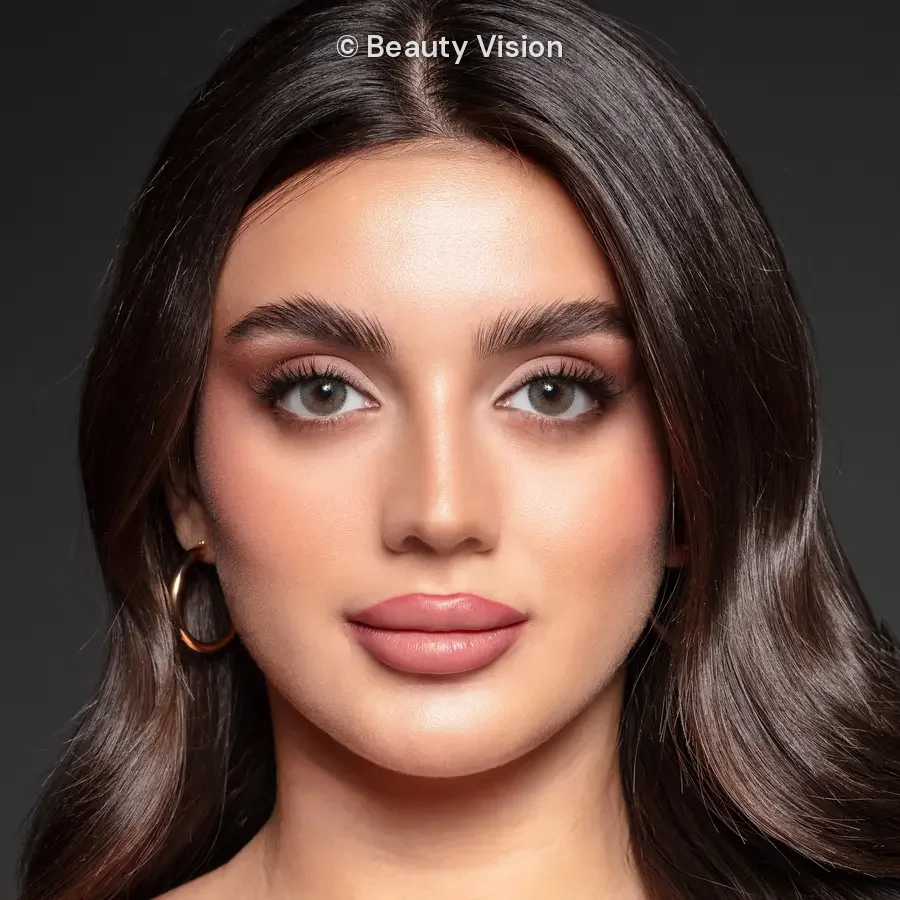 Model wearing Élite Smoky colored contact lenses