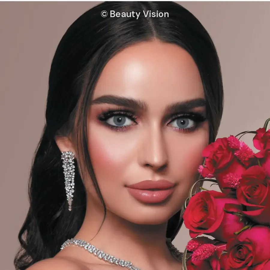 Model wearing Perla Blue colored contact lenses