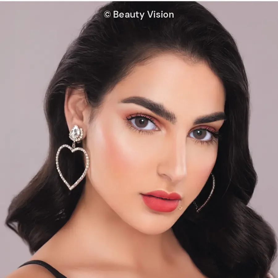 Model wearing Perla Brown colored contact lenses