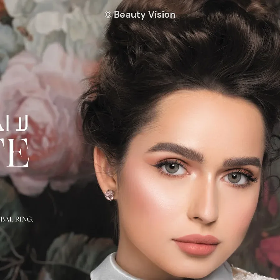 Model wearing Naturèl La Agate colored contact lenses
