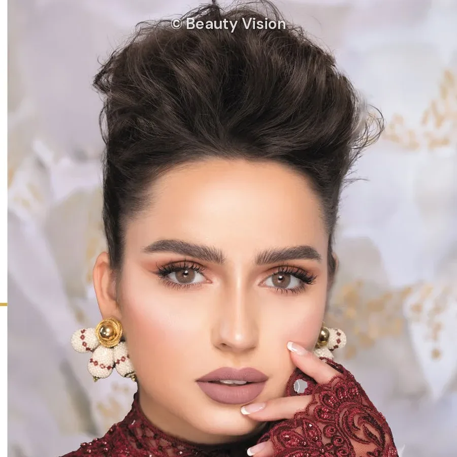 Model wearing Naturèl La Amber colored contact lenses