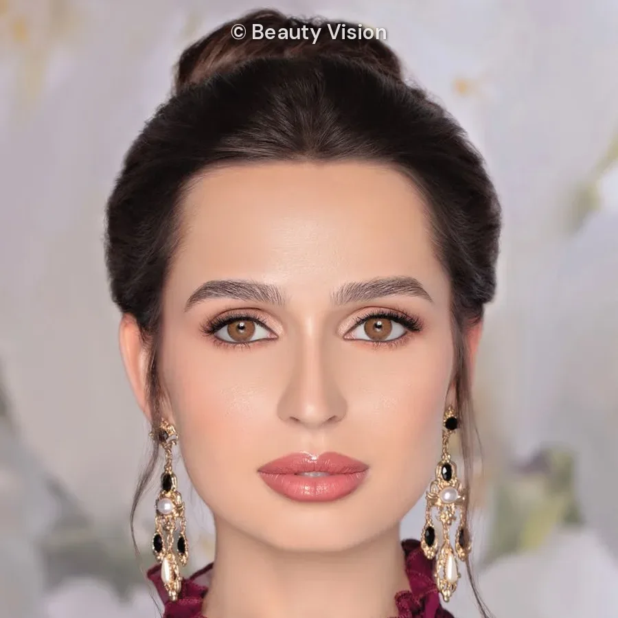 Model wearing Naturèl La Brown colored contact lenses