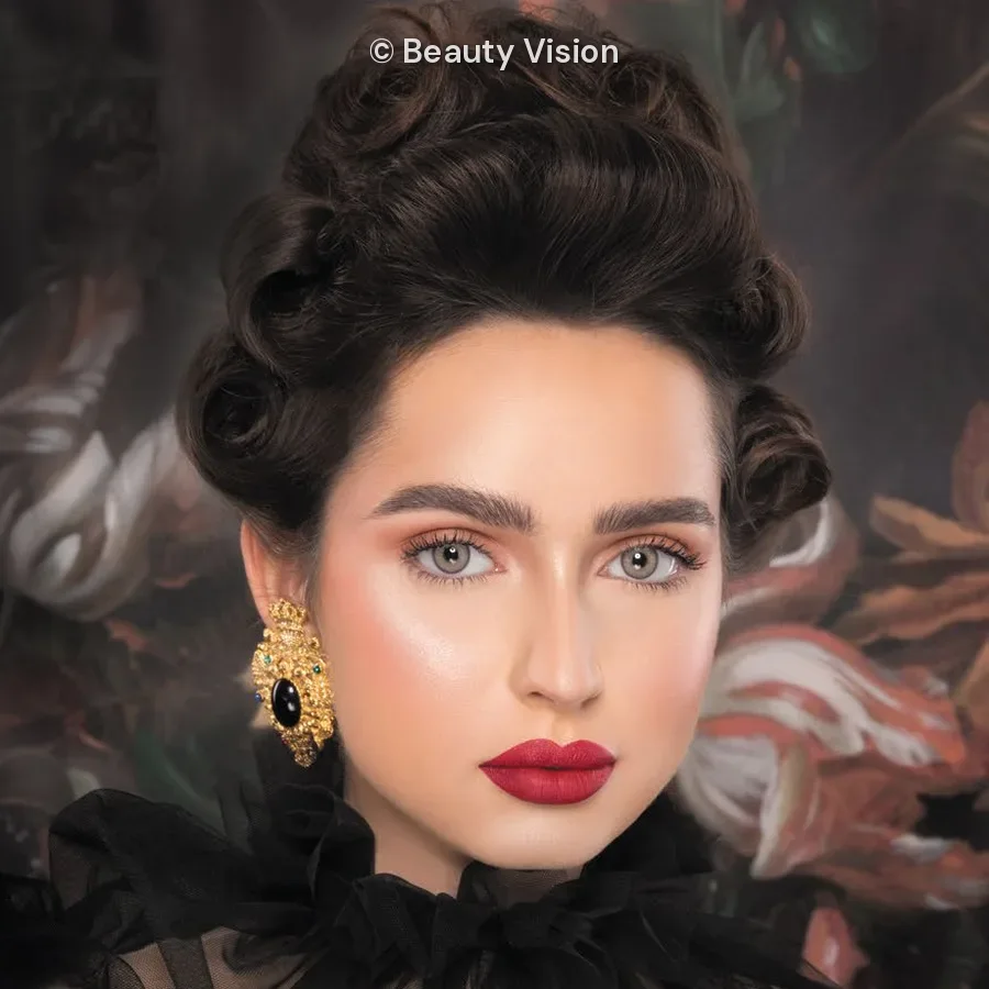 Model wearing Naturèl La Gray colored contact lenses