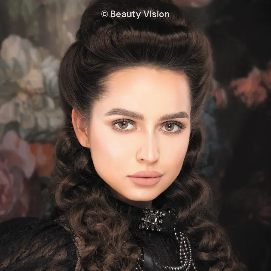 Model wearing Naturèl La Mocha colored contact lenses