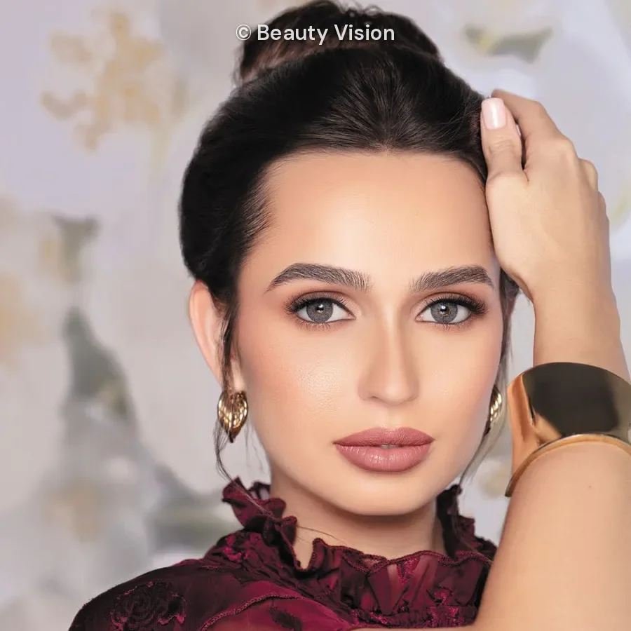 Model wearing Naturèl La Onyx colored contact lenses