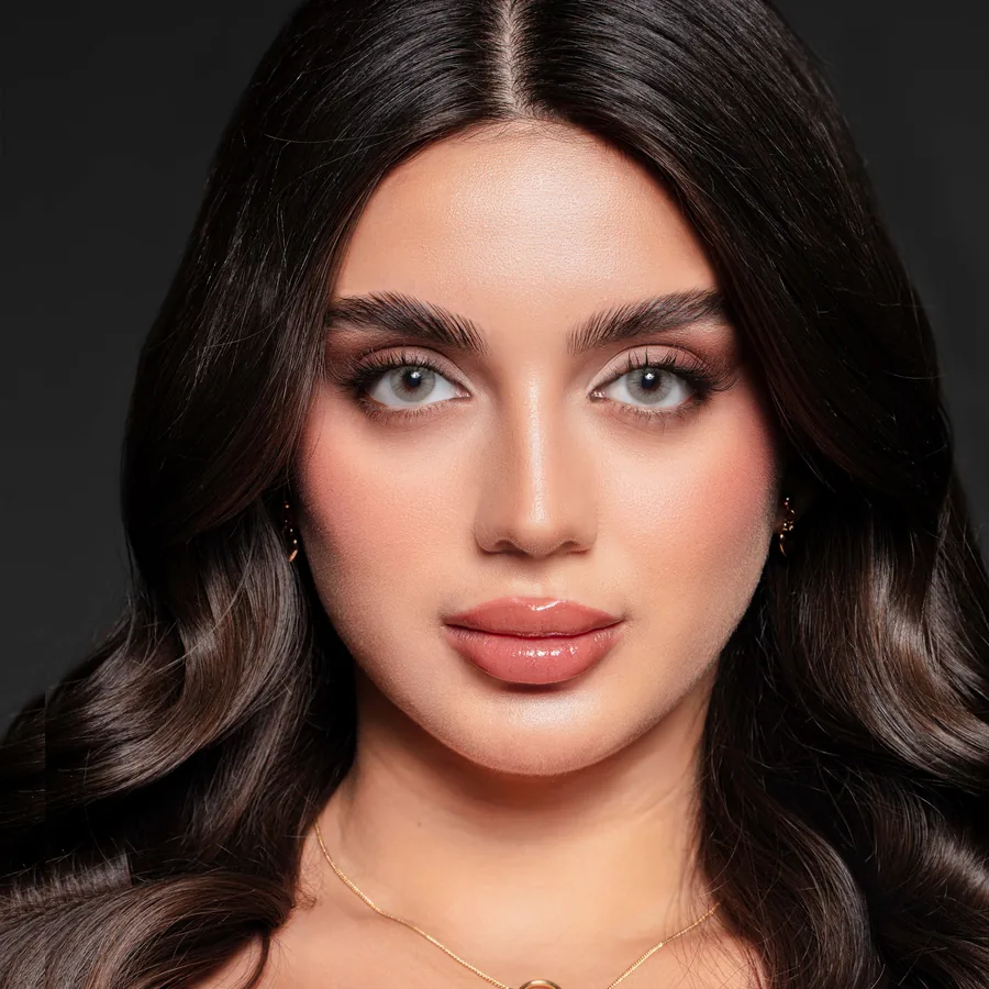 Model wearing Elite Cinnamon colored contact lenses