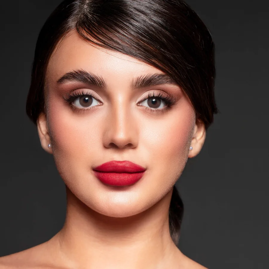 Model wearing Élite Pearl colored contact lenses