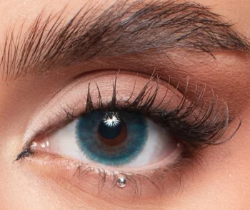 Élite Sky Blue colored contact lens on the eye