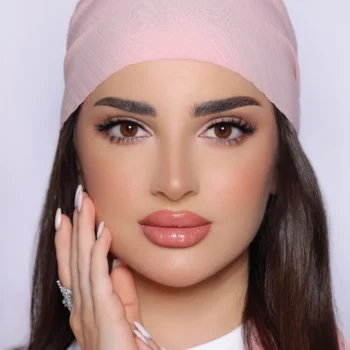 Model wearing Luminous Cappuccino colored contact lenses