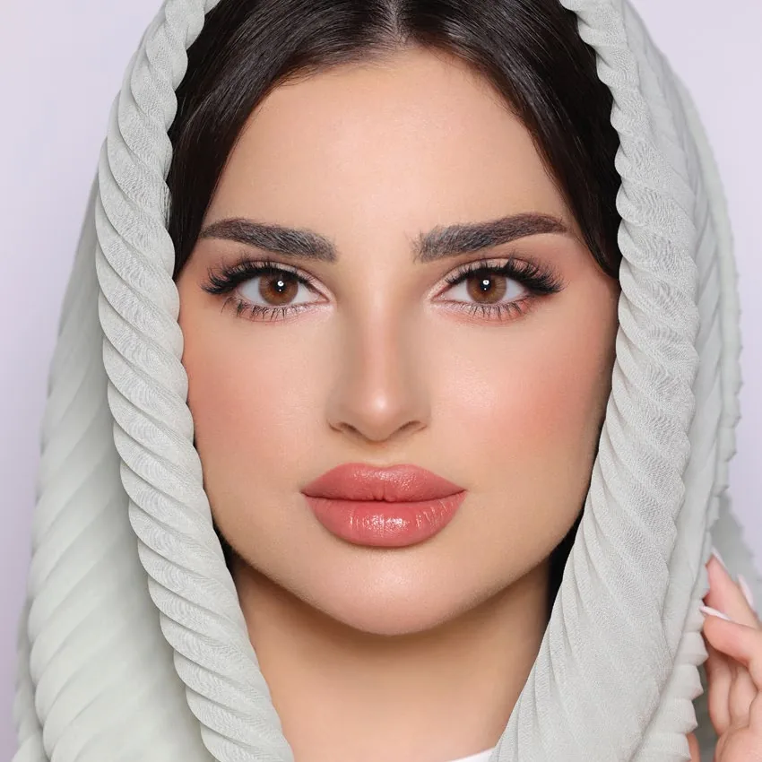 Model wearing Luminous Coffee colored contact lenses