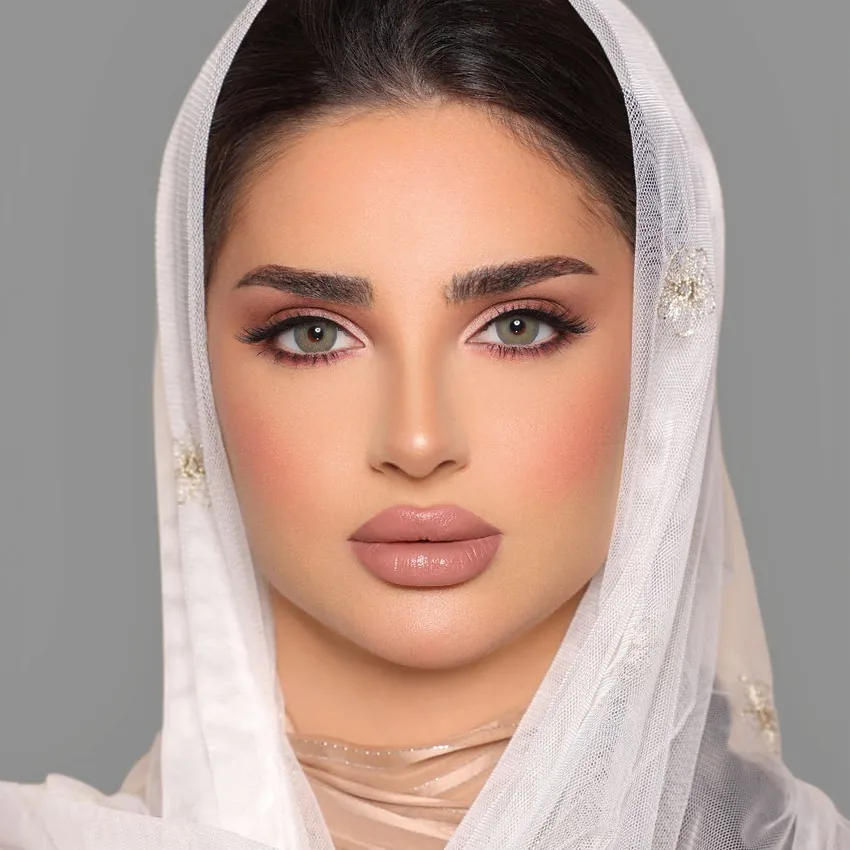 Model wearing Luminous Dazzling Green colored contact lenses