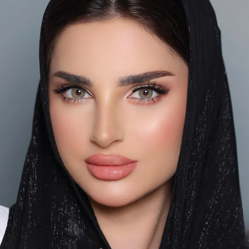 Model wearing Luminous Mel colored contact lenses