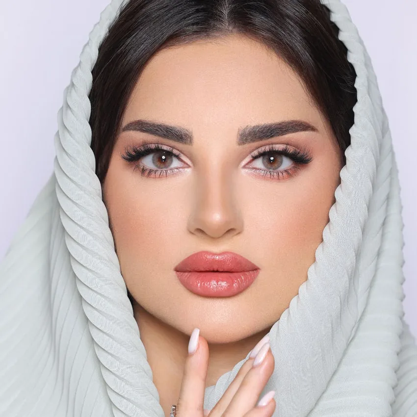 Model wearing Luminous Mocha colored contact lenses