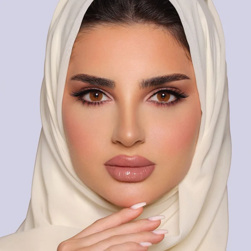 Model wearing Luminous Ocre colored contact lenses