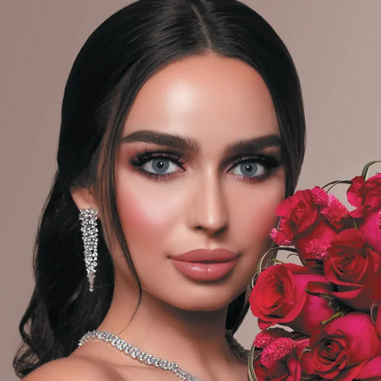 Model wearing Mylense Perla Blue colored contact lenses