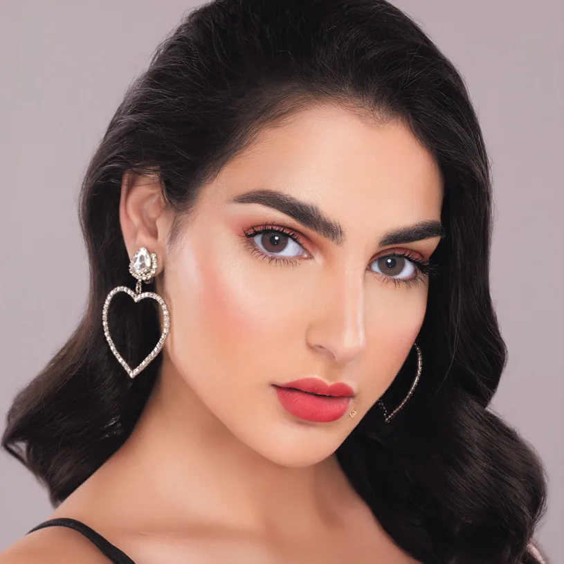 Model wearing Mylense Perla Brown colored contact lenses