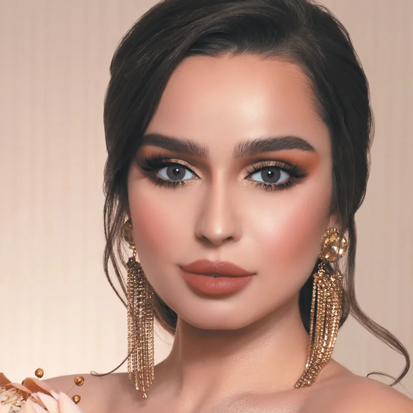 Model wearing Mylense Perla Cloud colored contact lenses