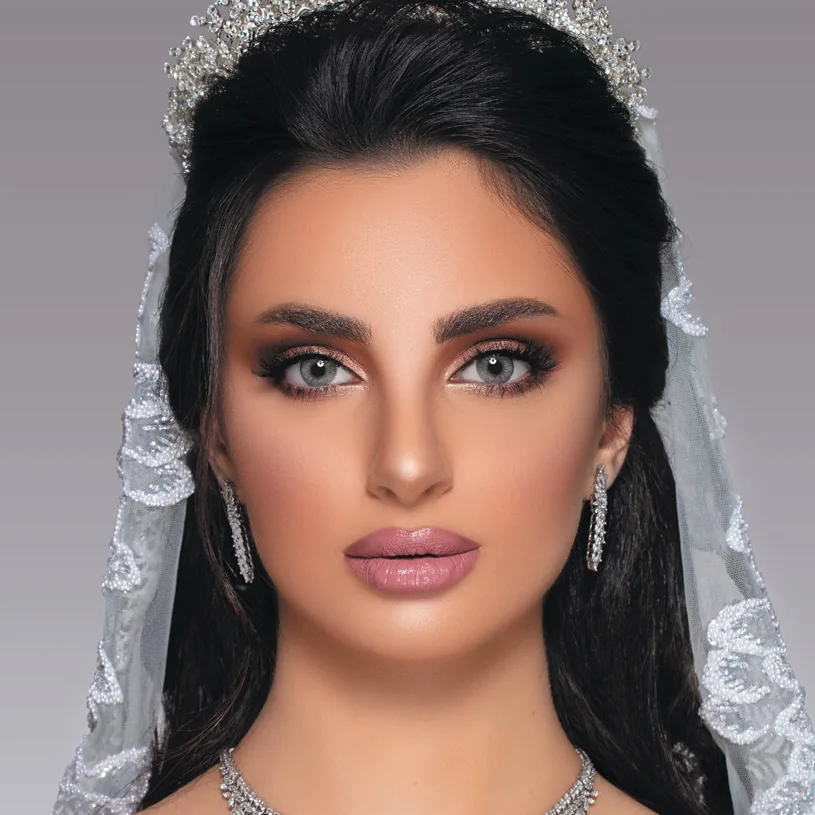 Model wearing MyLense Oro Gray colored contact lenses