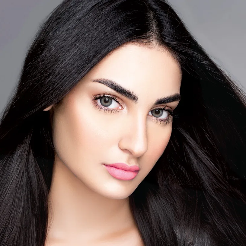 Model wearing MyLense Oro Hazel colored contact lenses