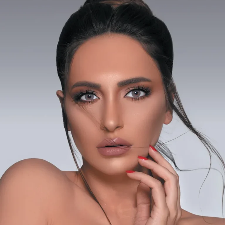 Model wearing Mylense Perla Smoky Gray colored contact lenses