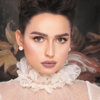 Model wearing Naturèl Core Hazel colored contact lenses