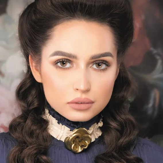 Model wearing Naturèl Core Marron colored contact lenses