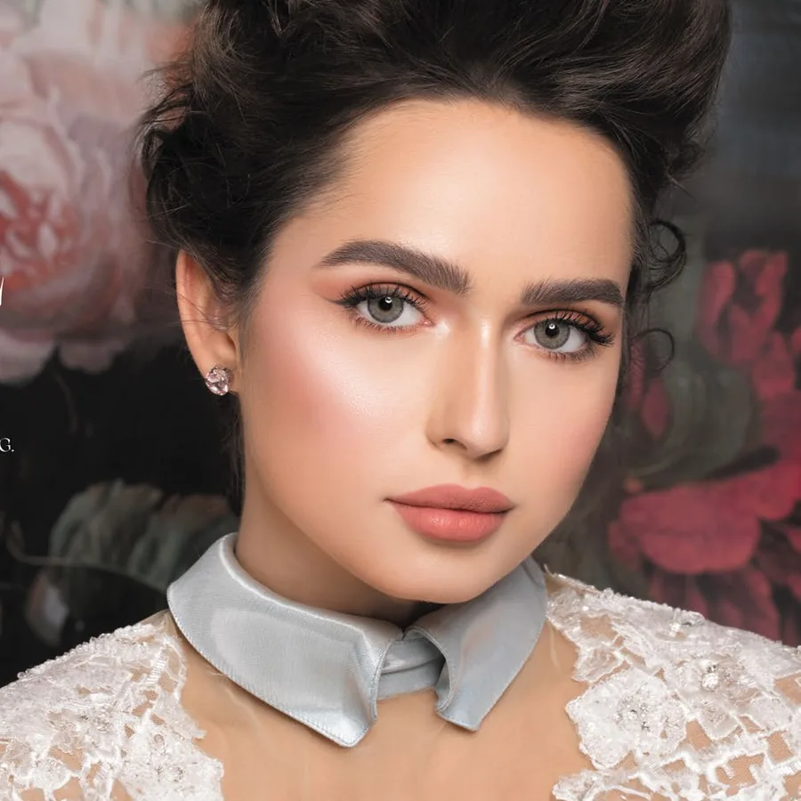 Model wearing Naturèl La Agate colored contact lenses