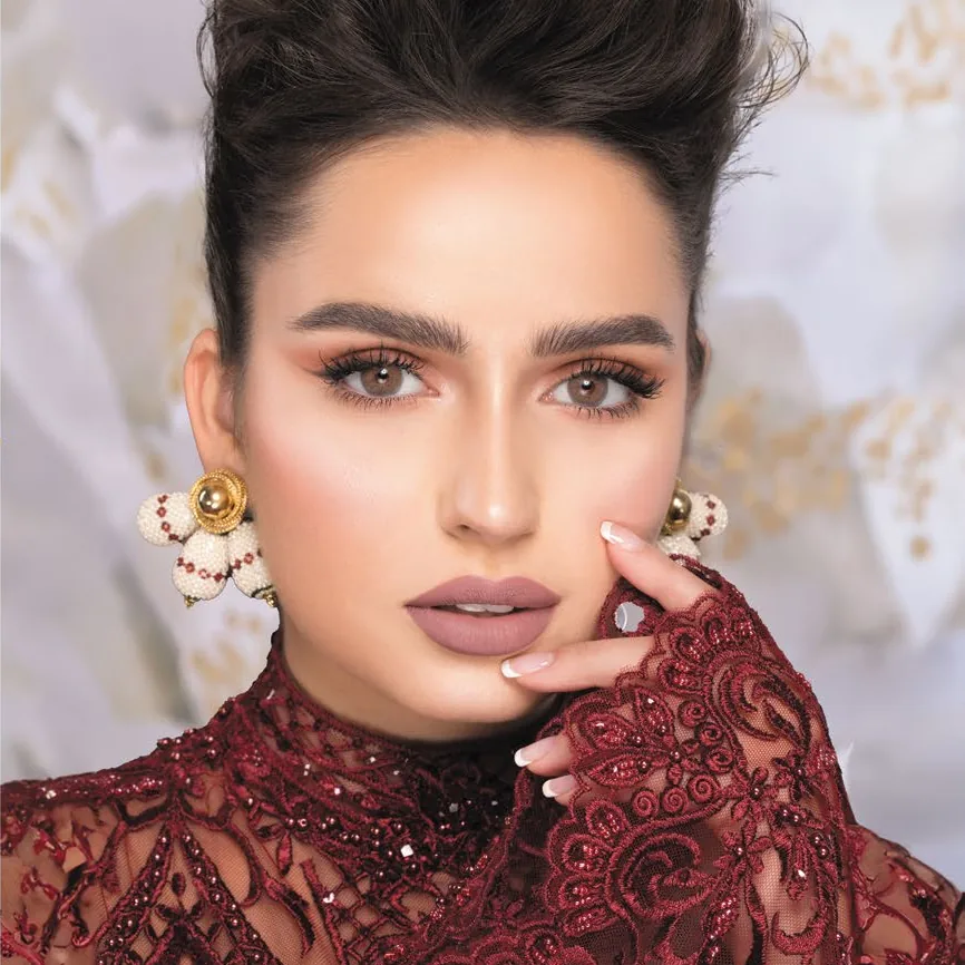 Model wearing Naturèl La Amber colored contact lenses
