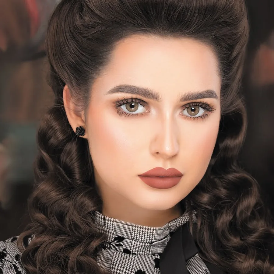 Model wearing Naturèl La Hazel colored contact lenses