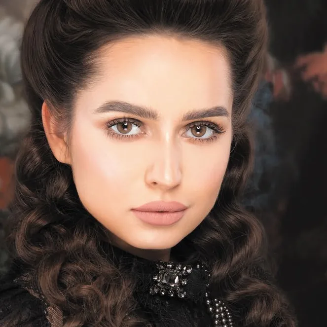 Model wearing Naturèl La Mocha colored contact lenses
