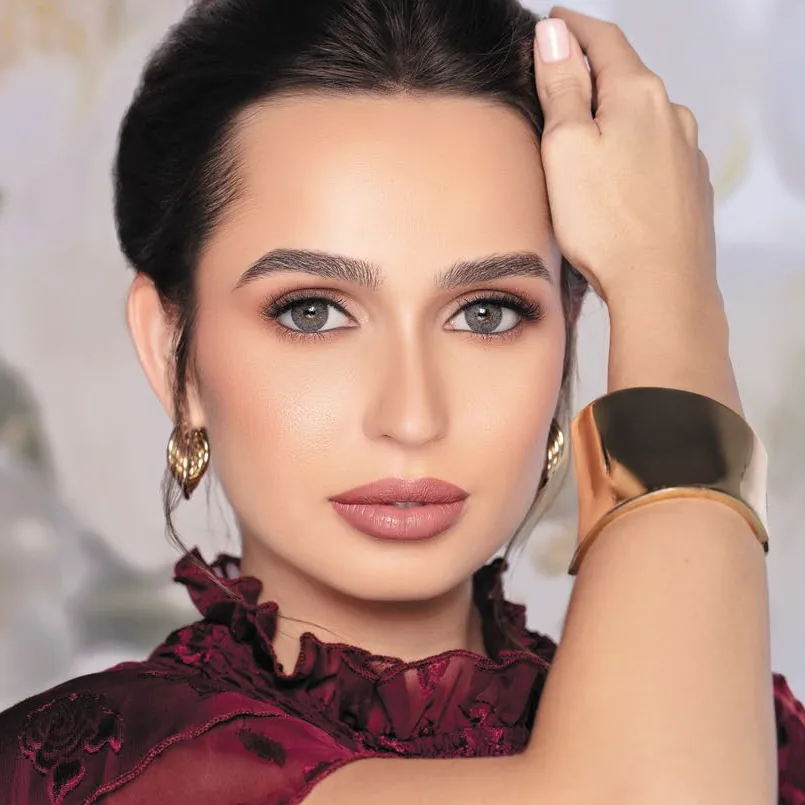 Model wearing Naturèl La Onyx colored contact lenses