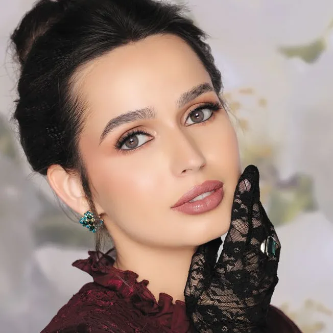 Model wearing Naturèl La Opal colored contact lenses