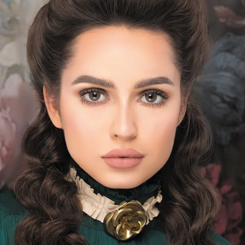Model wearing Naturèl La Quartzo colored contact lenses