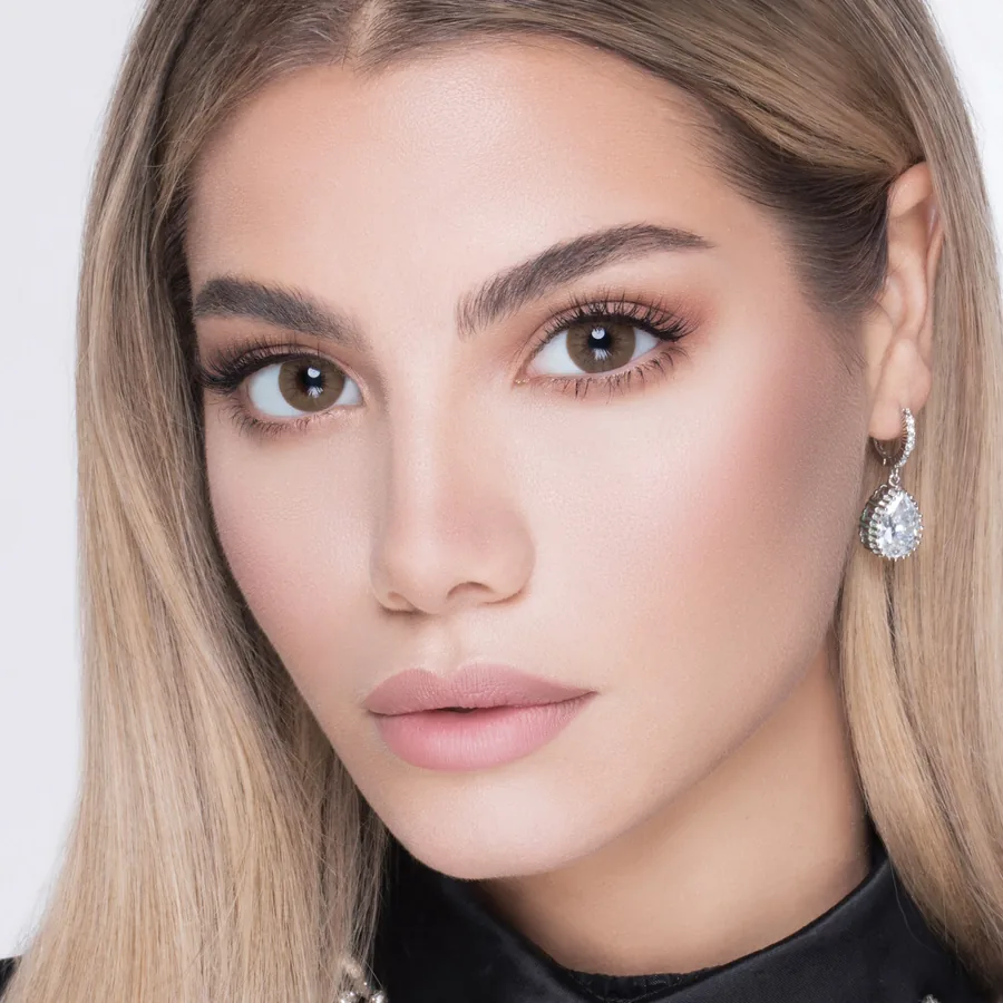 Model wearing Wonderlook Amber colored contact lenses