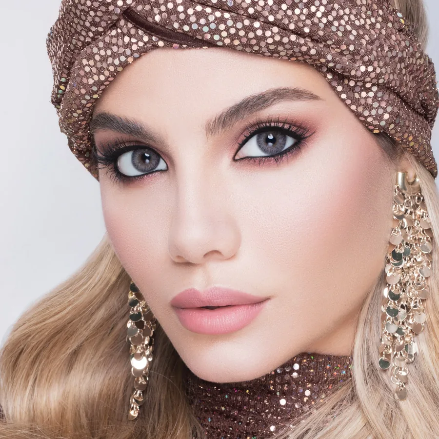 Model wearing Wonderlook Ash colored contact lenses