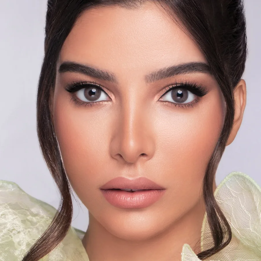 Model wearing Wonderlook Beige colored contact lenses
