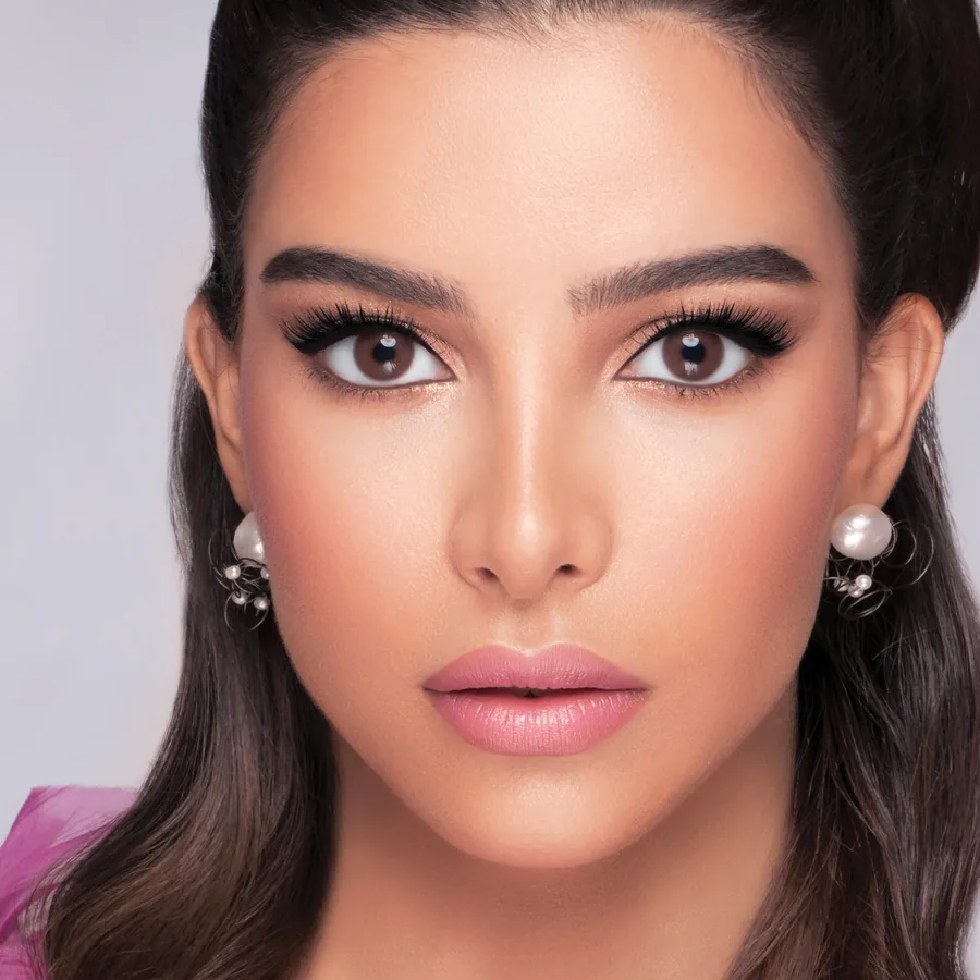 Model wearing Wonderlook Blonde colored contact lenses
