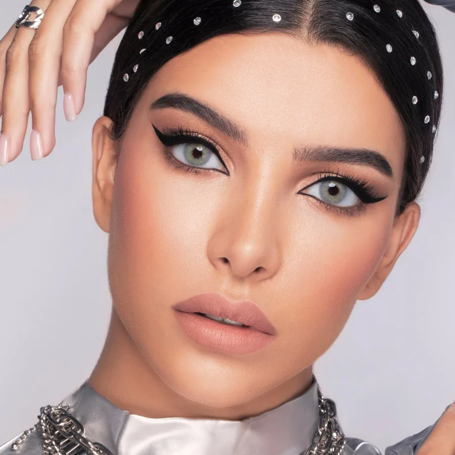 Model wearing Wonderlook Diamond colored contact lenses