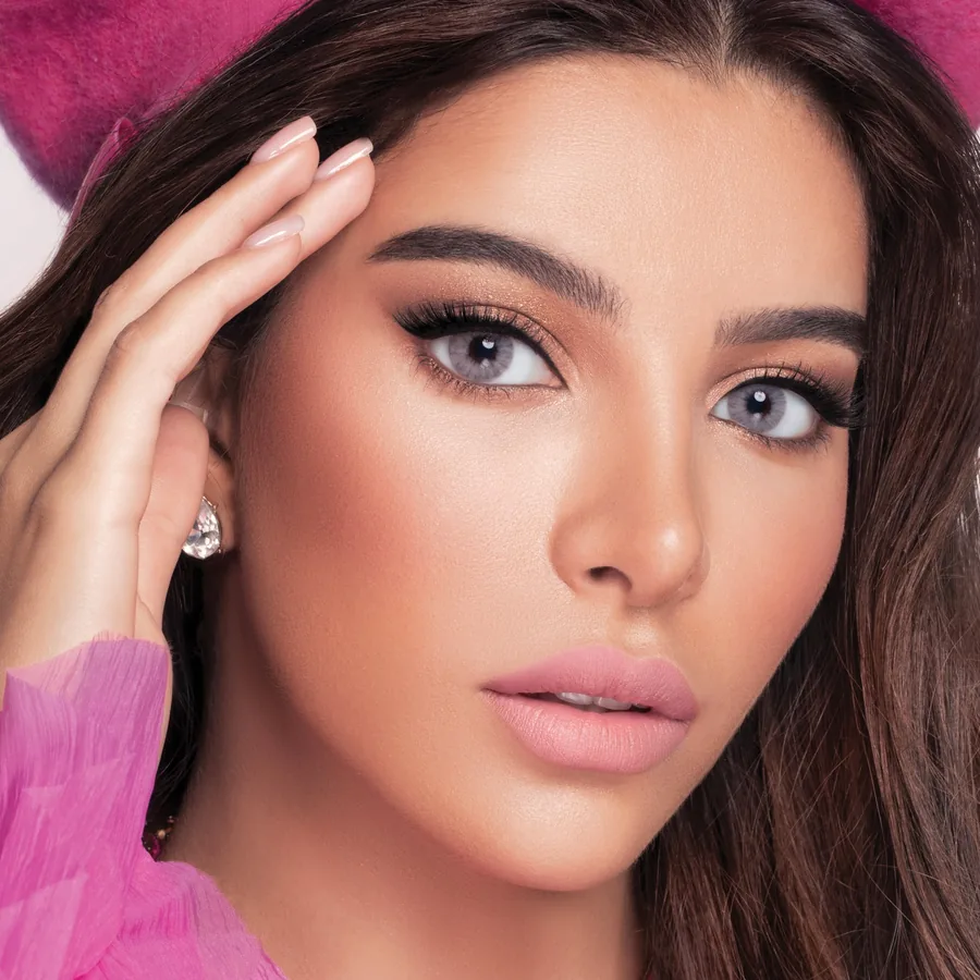 Model wearing Wonderlook Lava colored contact lenses