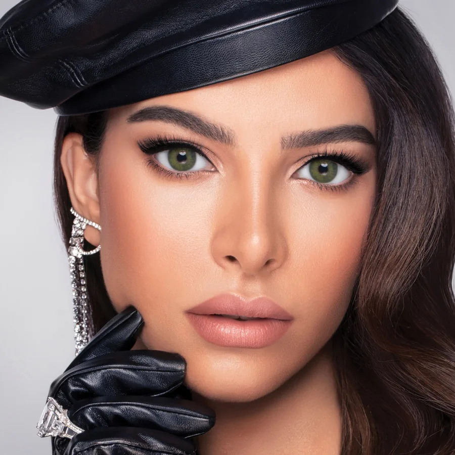 Model wearing Wonderlook Mint colored contact lenses