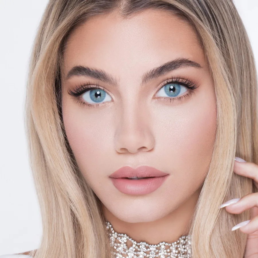 Model wearing Wonderlook Navy colored contact lenses